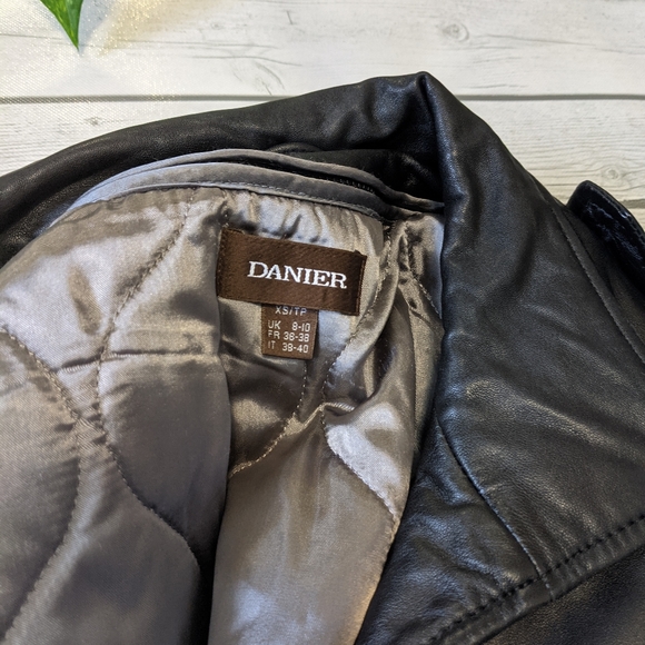 Danier Leather Jacket. Vintage 90s. - Picture 4 of 12